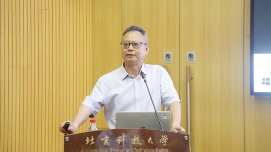 张华进行报告_副本.jpg
