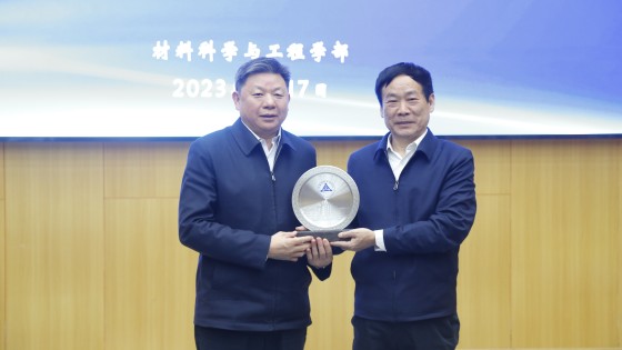 杨仁树向主讲人赠送纪念牌_副本.jpg