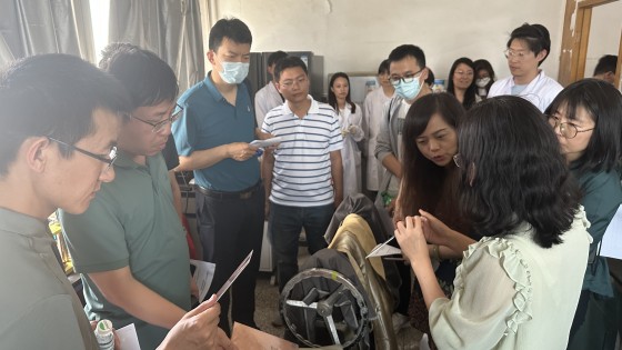 参观实验室_副本.jpg